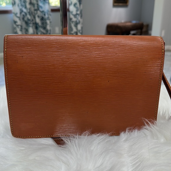 Louis Vuitton Epi brown Dragonne clutch. - Picture 2 of 13